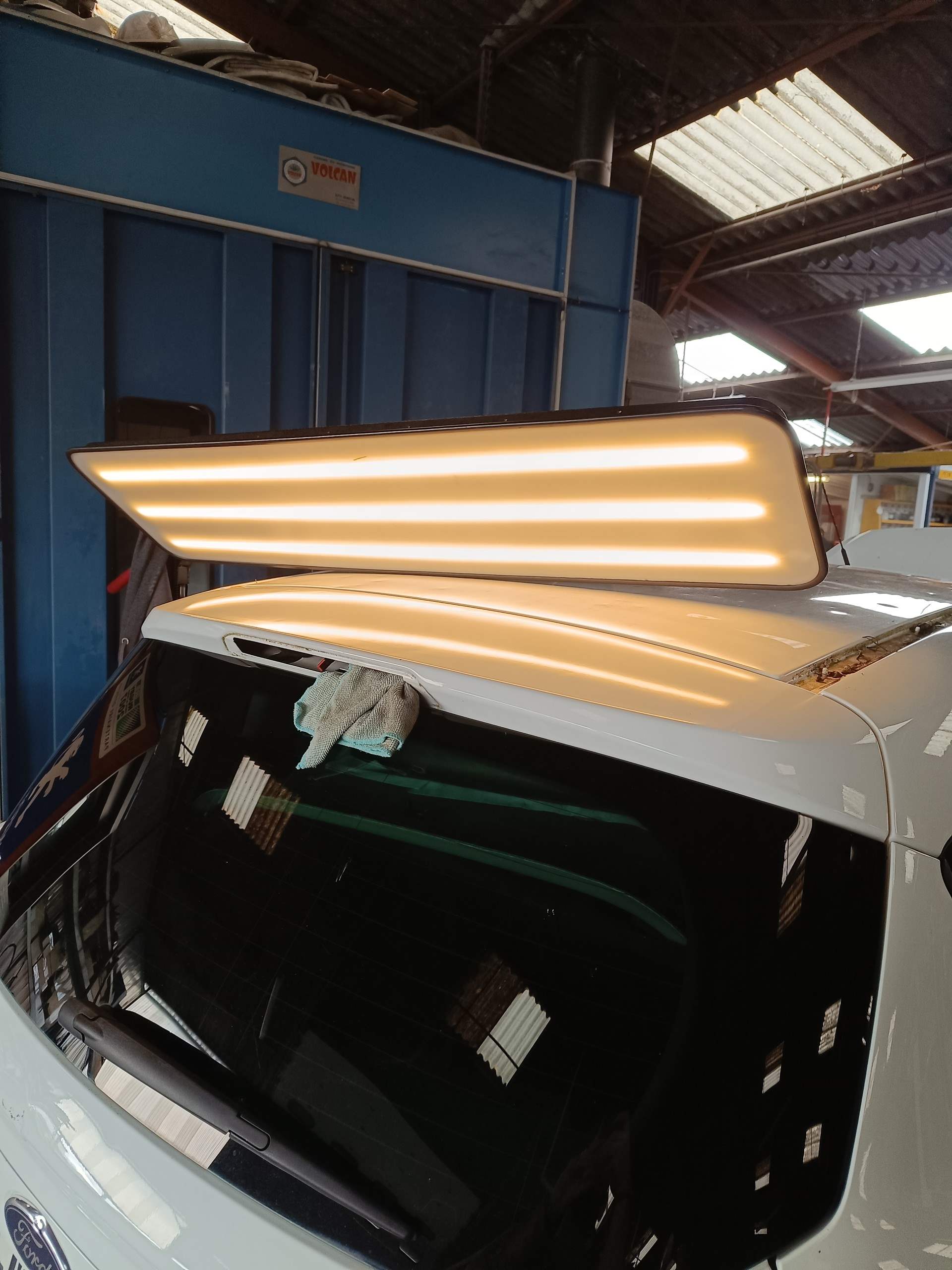 Débosselage de carrosserie en atelier à Pau